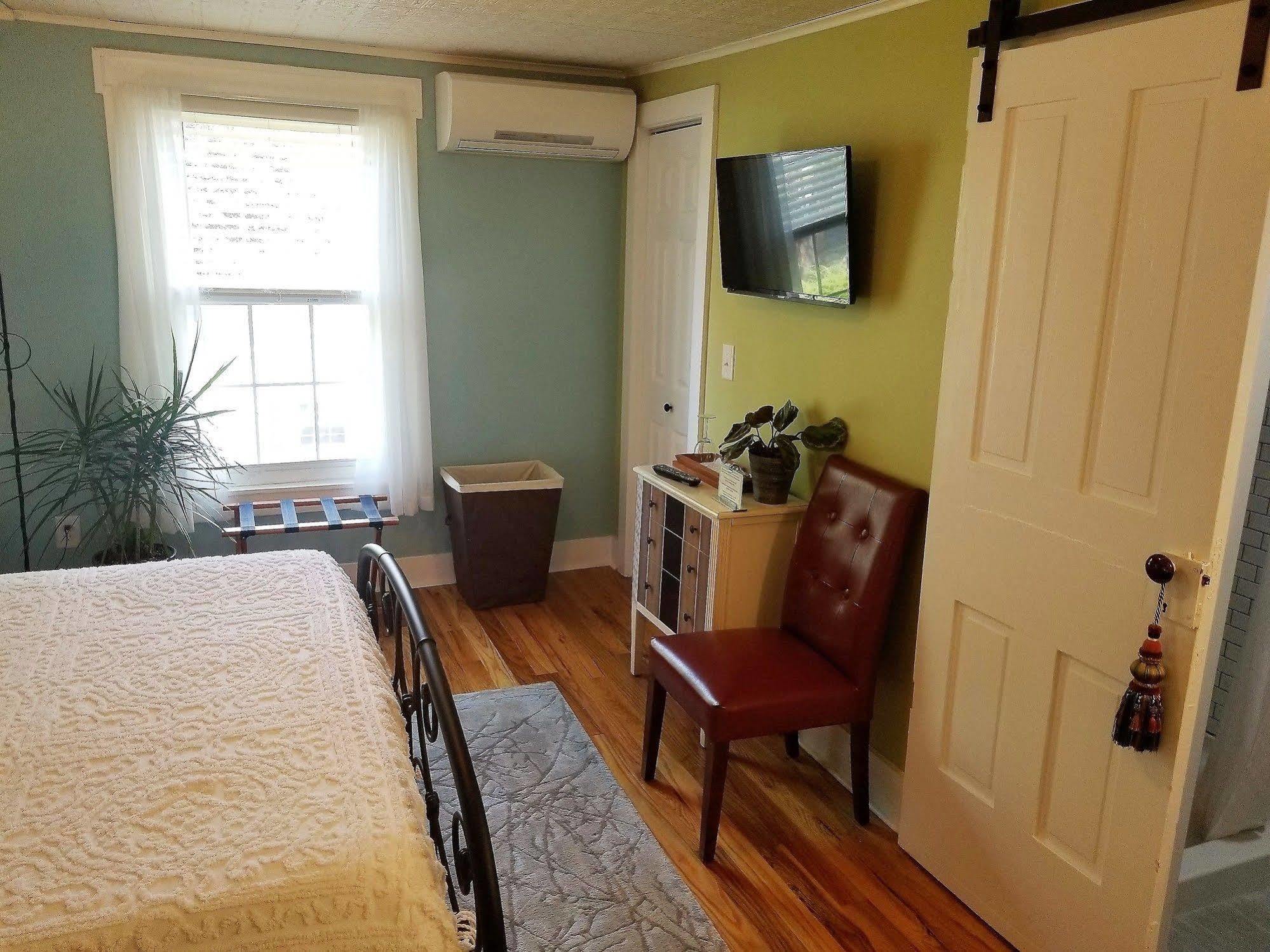 The Blackberry Inn Bed & Breakfast Watkins Glen Bagian luar foto